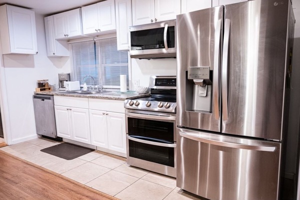 Frigorífic, microones, forn i placa de cuina