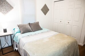 3 bedrooms, desk, iron/ironing board, free WiFi - 5-Star Home in amazing location! 3Brm w/ 3Bth Gem. (Olathe)