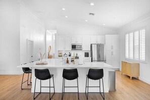 Micro-ondes, four, plaque de cuisson, lave-vaisselle