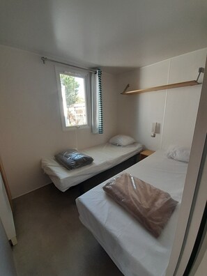 2 Schlafzimmer, Bügeleisen/Bügelbrett