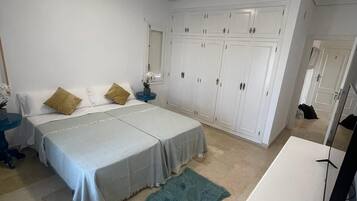 4 slaapkamers, een strijkplank/strijkijzer, wifi