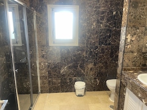 Doccia, asciugacapelli, asciugamani, sapone