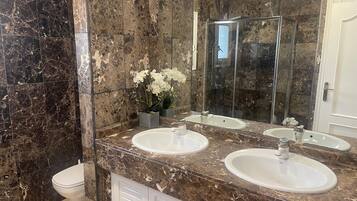 Douche, sĂšche-cheveux, serviettes fournies, savon