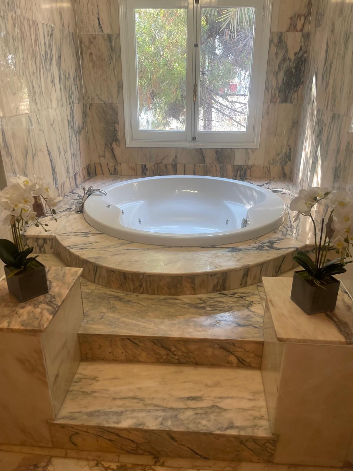 Suihku, hiustenkuivaaja, pyyhkeet, saippua