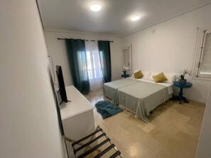 4 bedrooms, iron/ironing board, WiFi