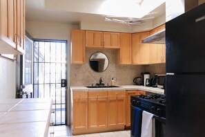 Réfrigérateur, four à micro-ondes, un four, surface de cuisson