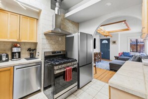 Fridge, microwave, oven, stovetop - PerfectMissionBeachGetaway|Steps2Jetty|MissionBlvd (San Diego)