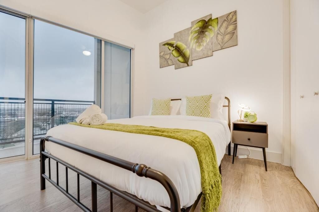 Een bureau, een laptopwerkplek, een strijkplank/strijkijzer, gratis wifi