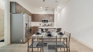 Una cocina moderna con comedor.