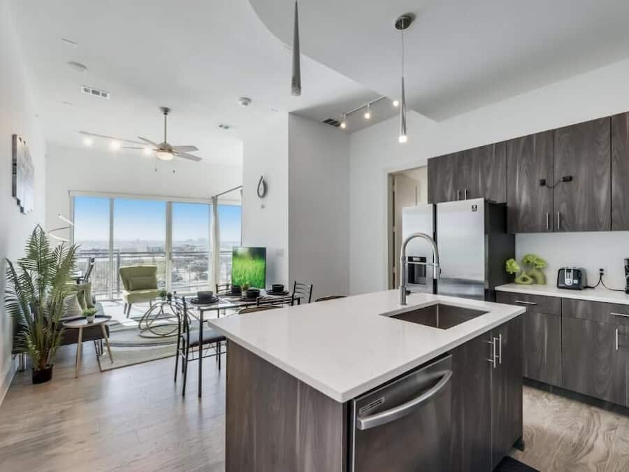 Departamento clásico, balcón, vista a la ciudad | Cocina privada | Refrigerador con congelador, microondas, horno y parrilla de estufa