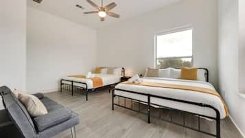 Deluxe Apartment, Balcony, City View | Meja, ruang kerja komputer riba, seterika/papan seterika, Wi-fi percuma