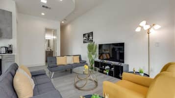 Deluxe appartement, balkon, uitzicht op stad | Woonruimte | Een computerscherm