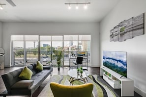 Appartement Standard, balcon, vue ville | Coin séjour