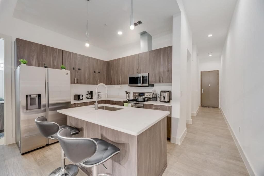 Lemari es besar, microwave, oven, dan kompor