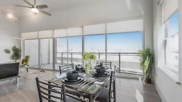 Deluxe Apartment, Balcony, City View | Makan dalam bilik