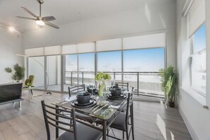Apartamento Deluxe, balcón, vistas a la ciudad | Servicio de comidas en la habitación