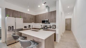 Full-sized fridge, microwave, oven, stovetop