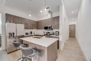 Frigorifero con congelatore, microonde, forno, piano cottura