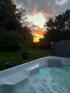 Outdoor spa tub - Luxurious Chalet in Fairfax--great amenities & views, potential to expand. (Fairfax)