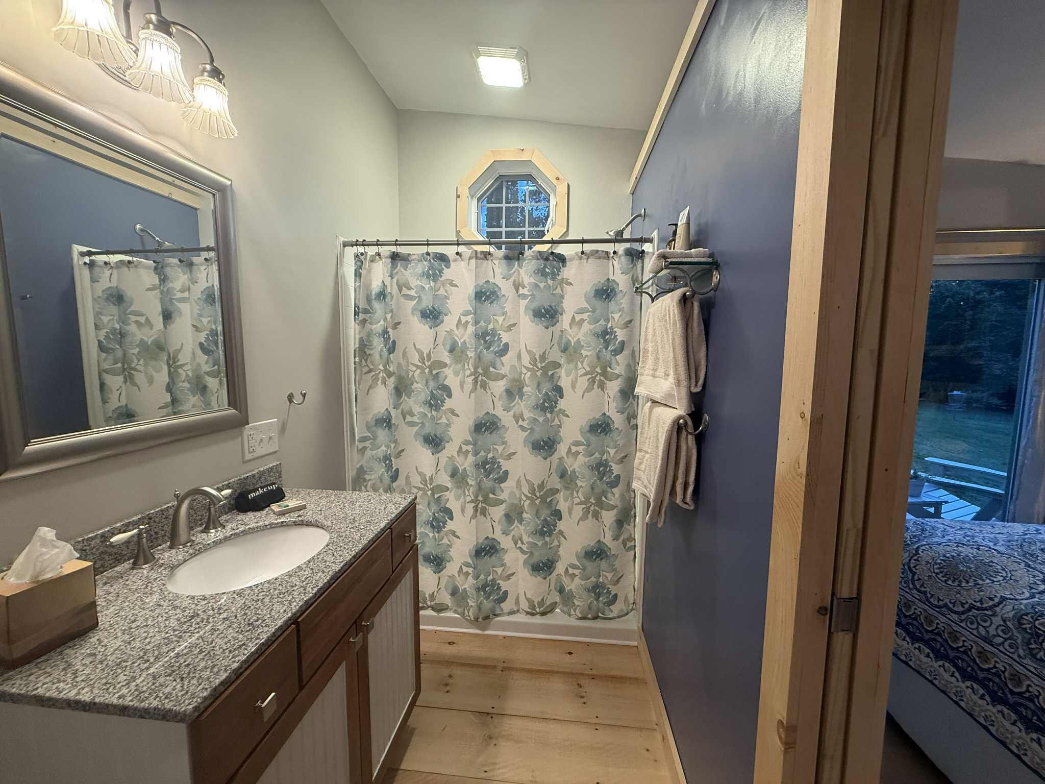 Douche, sèche-cheveux, serviettes fournies, savon