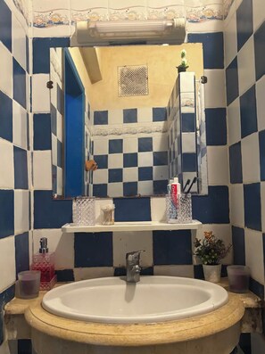 Toallas, jabón, papel de baño 
