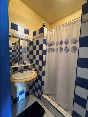 Serviettes fournies, savon, papier de toilette