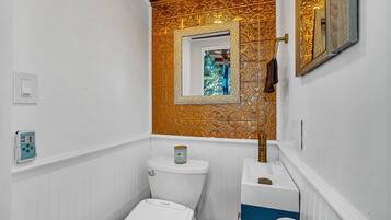 SĂšche-cheveux, serviettes fournies, savon, papier toilette