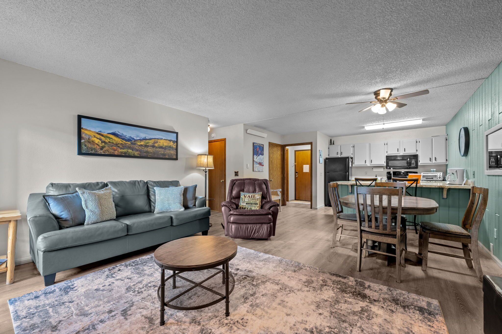 Smart TV, caminetto, videogiochi, libri