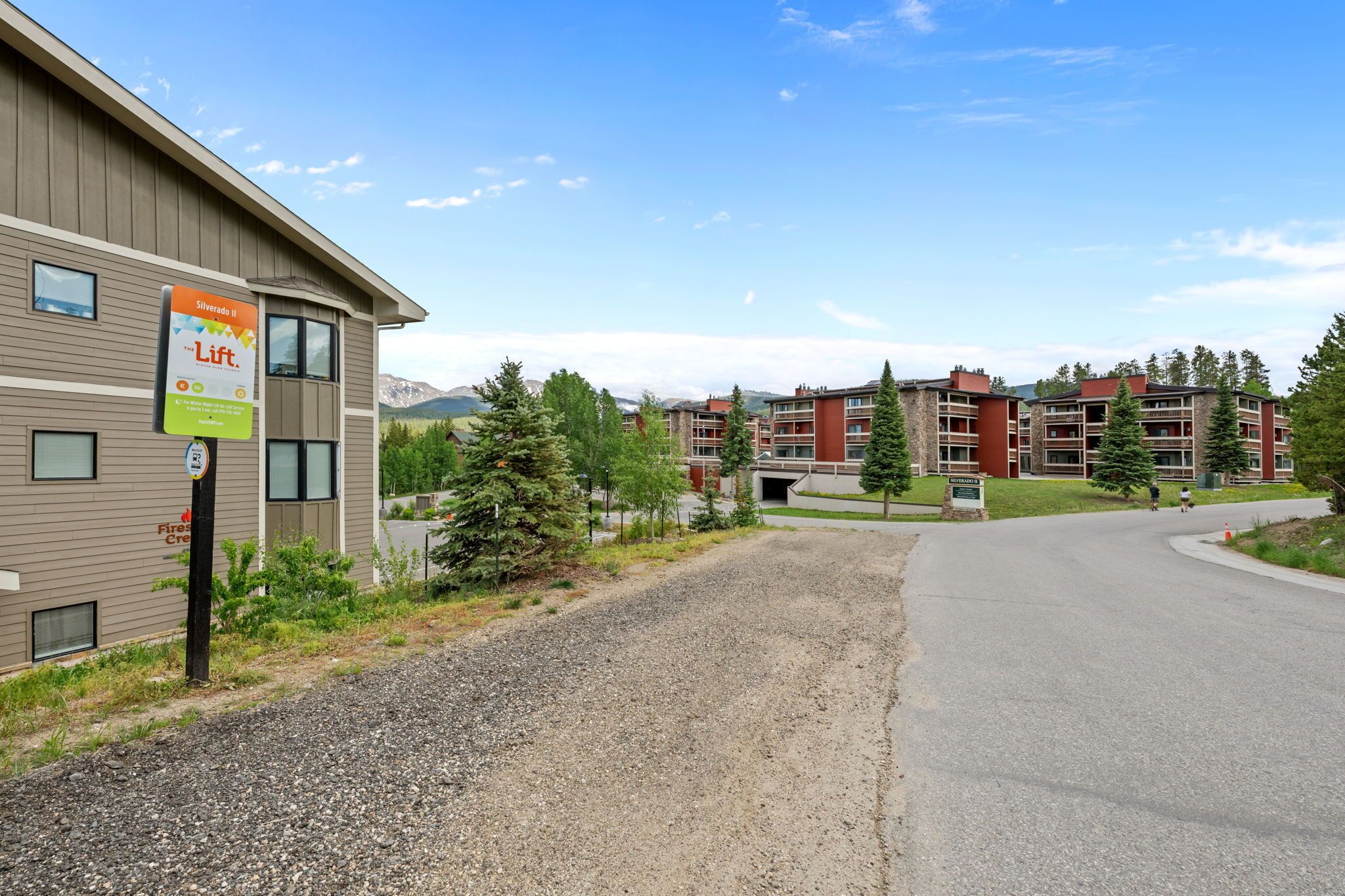Un edificio con un cartello che indica 'Silverado II Lift' e 'Fire Creek'.
