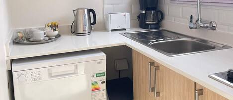 Kjøleskap, mikrobølgeovn, ovn og kokeplater