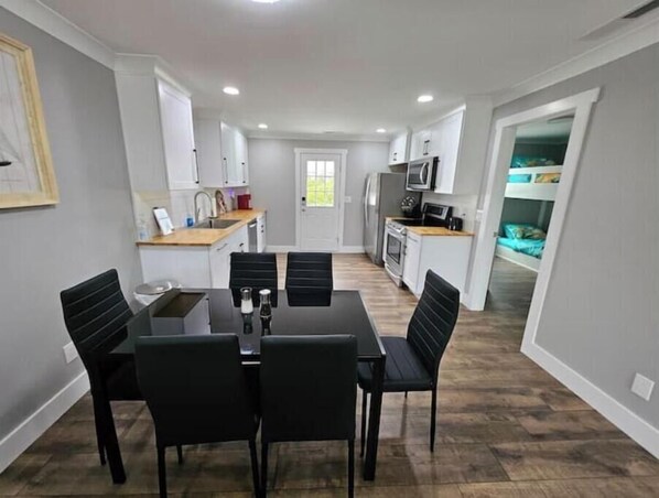 Dining - Sunrise & Sunset Views • Walk to Beach • Sleeps 10 (Oak Island)