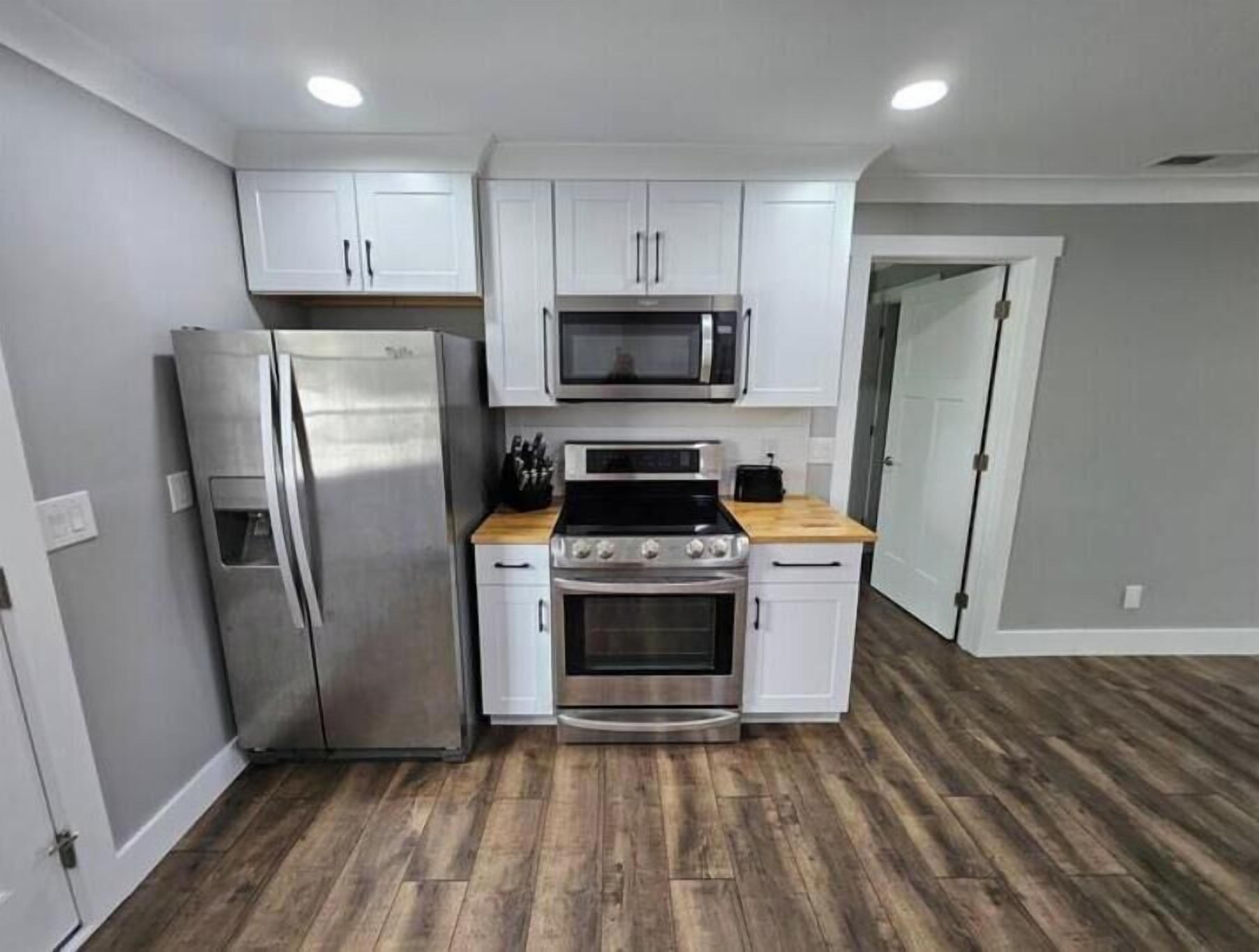 Refrigerador, microondas, horno y parrilla de estufa 