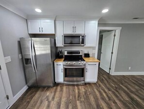 Fridge, microwave, oven, stovetop - Sunrise & Sunset Views • Walk to Beach • Sleeps 10 (Oak Island)