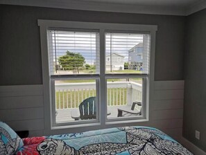 4 bedrooms, free WiFi, bed sheets - Sunrise & Sunset Views • Walk to Beach • Sleeps 10 (Oak Island)
