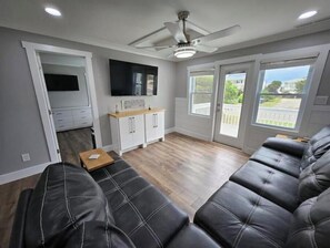 Smart TV - Sunrise & Sunset Views • Walk to Beach • Sleeps 10 (Oak Island)