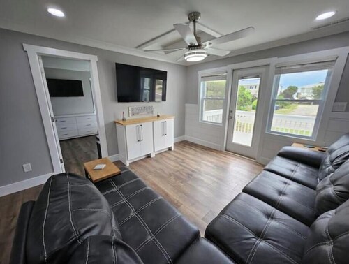 Walk to Beach • Sleeps 10 • Parking for 8 • Near Access
