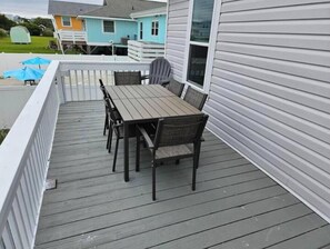 Outdoor dining - Sunrise & Sunset Views • Walk to Beach • Sleeps 10 (Oak Island)