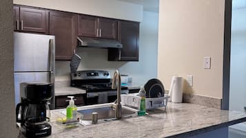 Mikrobølgeovn, ovn, kokeplater og oppvaskmaskin