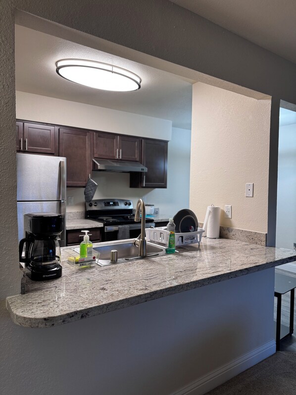 Mikrobølgeovn, ovn, kokeplater og oppvaskmaskin