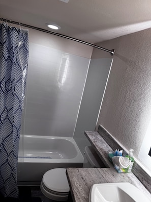Serviettes fournies, savon, shampooing, papier de toilette
