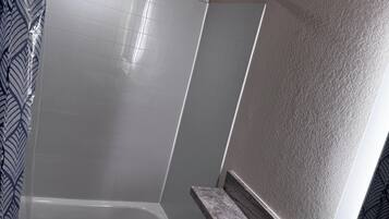 Handtücher, Seife, Shampoo, Toilettenpapier