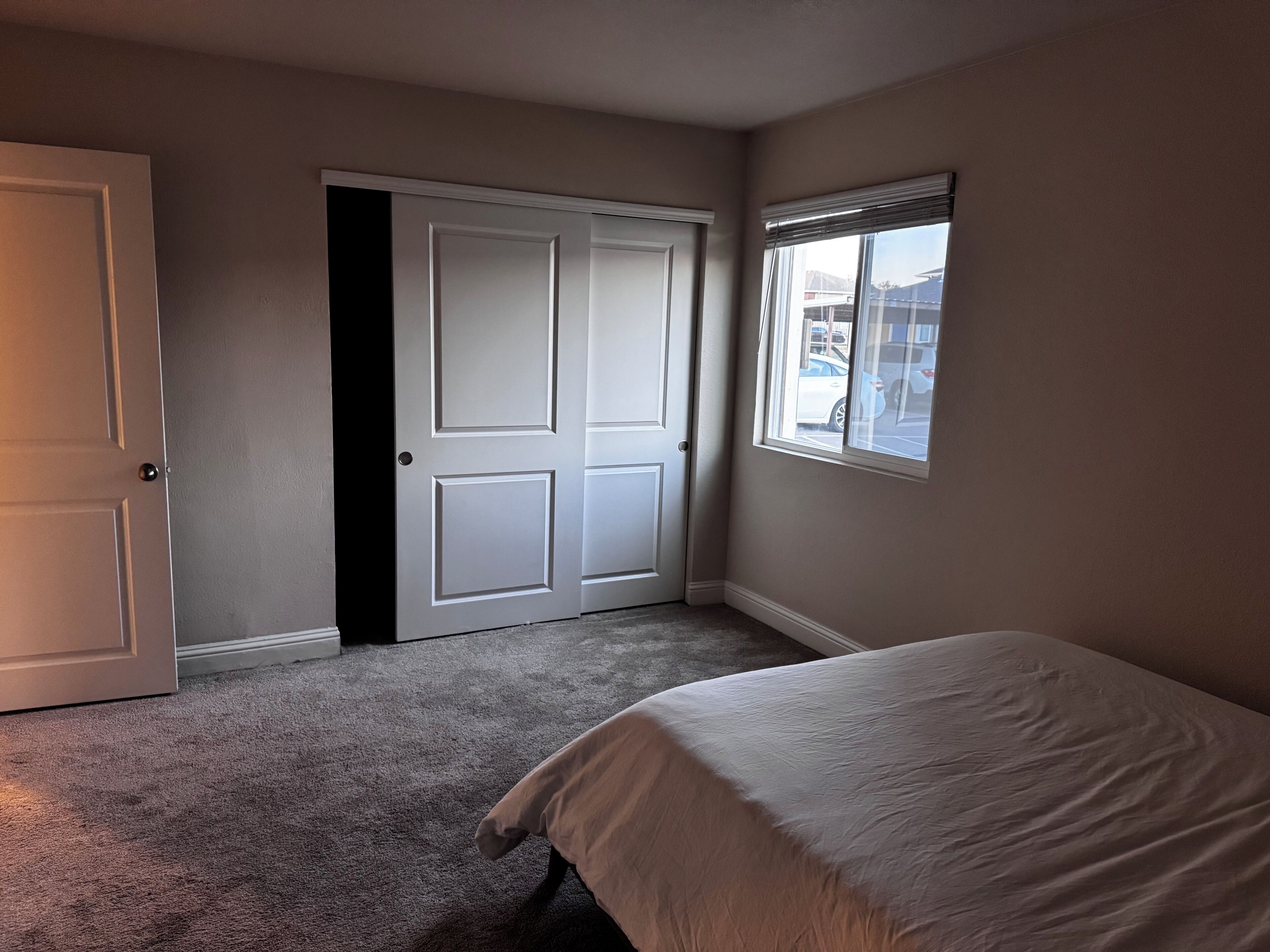 2 makuuhuonetta, silitysrauta/-lauta, ilmainen Wi-Fi, vuodevaatteet