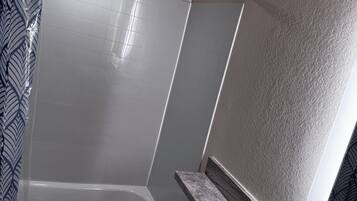 Handtücher, Seife, Toilettenpapier