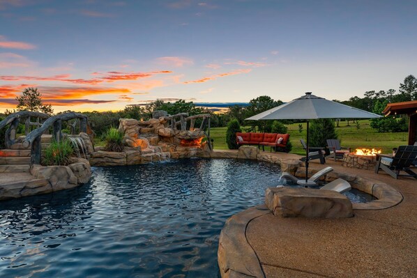 Una piscina al aire libre