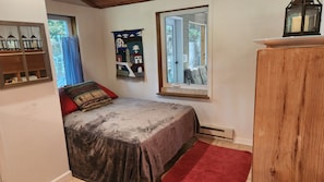 2 bedrooms, travel cot, free WiFi, bed sheets - The River House: Charming 2-bedroom home on riverfront in Shepherdstown (Shepherdstown)