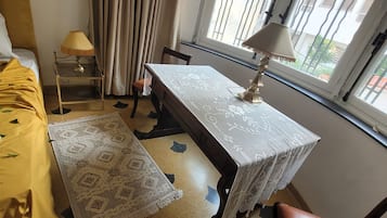 Espacio para trabajar con laptop y wifi gratis