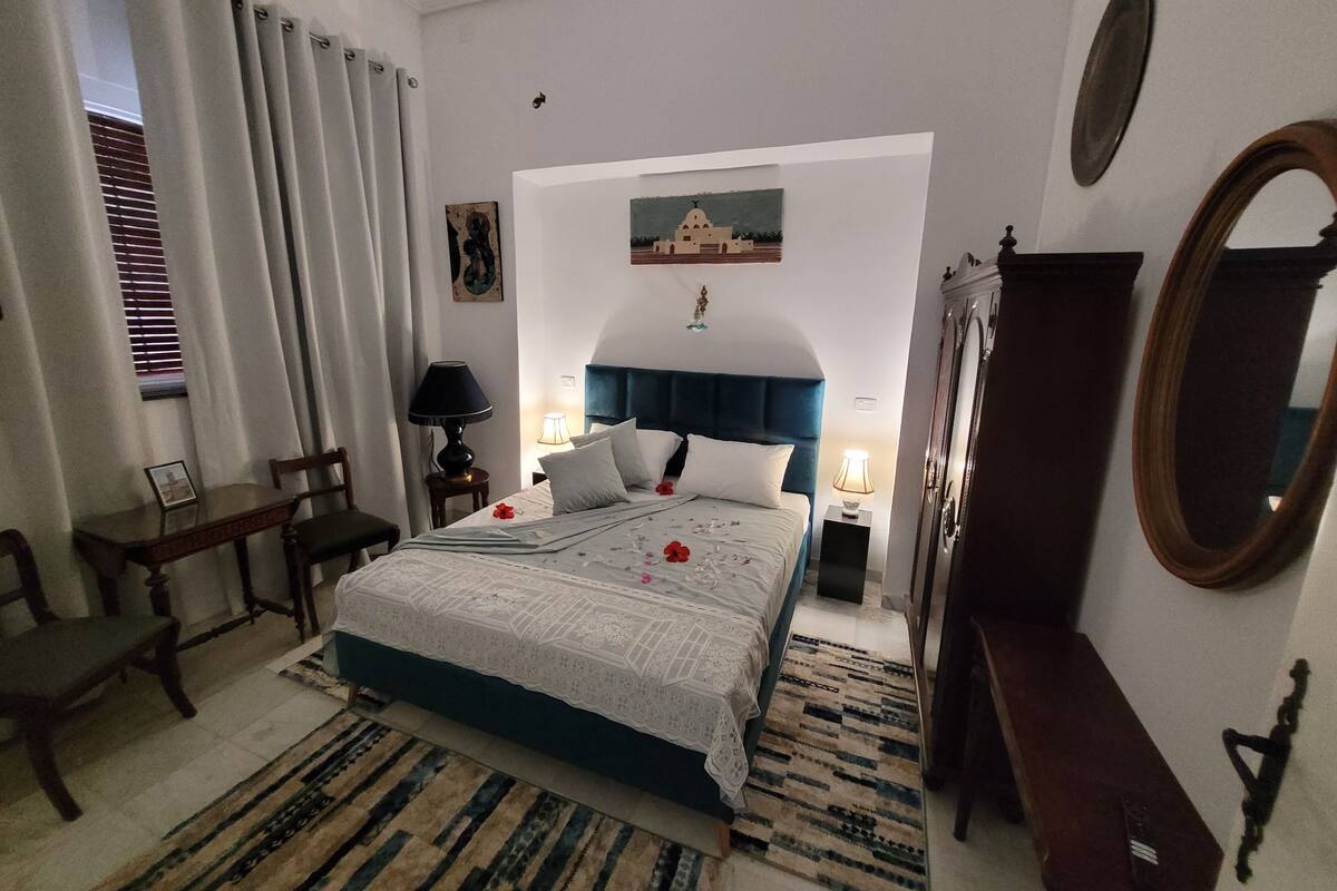 Classic Room | Laptop workspace, free WiFi