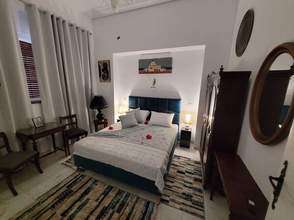 Classic Room | Laptop workspace, free WiFi