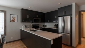 Coffee/tea maker, fridge, microwave, oven - Ski/Bike/Hike In-Out | Soleil & Vue en Montagne (Lac-Carrã©)