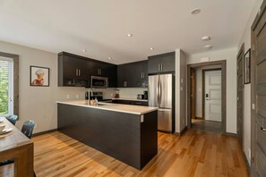 Jääkaappi, mikroaaltouuni, uuni, liesi